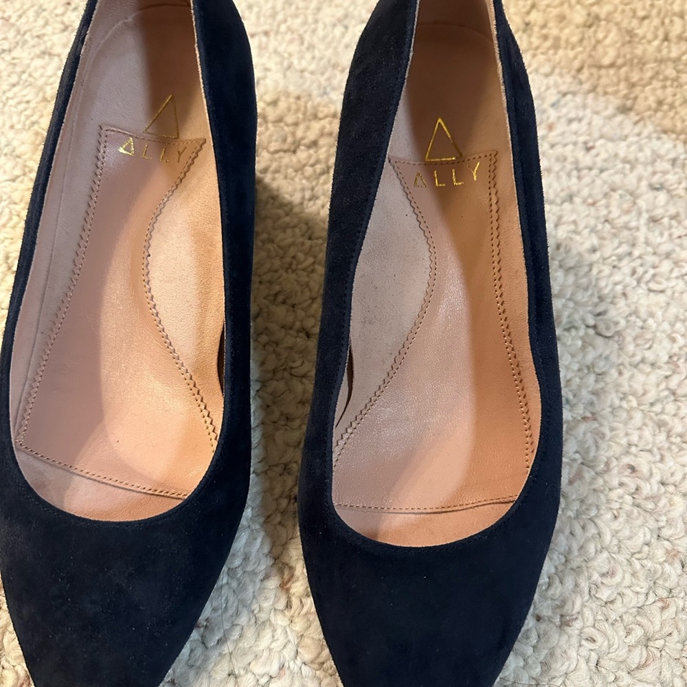 Ally Shoes Navy Suede 2” Block Heel Sz 36.5